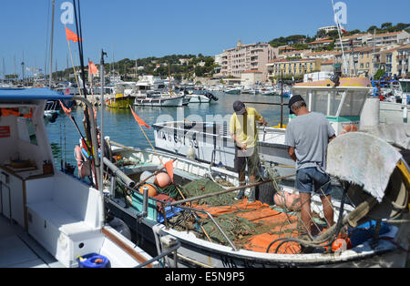 I pescatori nel porto di Cassis Bouches-du-Rhone Provence-Cote d'Azur Francia Foto Stock