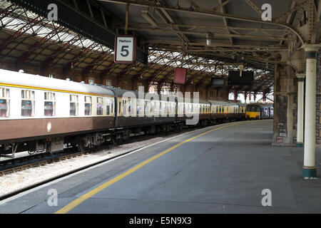 Carrelli a Bristol Temple piattaforma della stazione ferroviaria Foto Stock