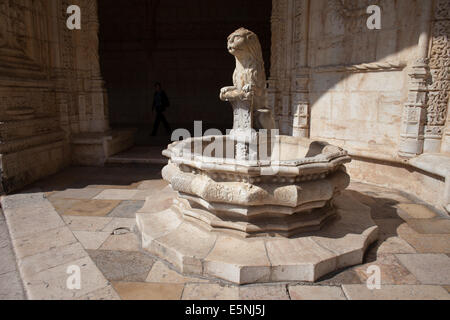 Fontana del Leone nel chiostro del monastero di Hieronymites (il Monastero di Jeronimos) in Belem, Lisbona, Portogallo. Foto Stock