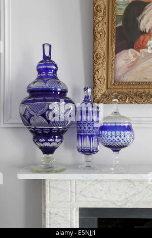 Boemia decorativi blu cobalto urne di vetro sul marmo mantelpiece in camera da letto, Londra, Regno Unito. Foto Stock