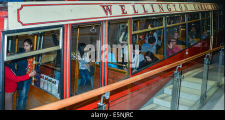 Il Wellington Cable Car è una funicolare a Wellington, Nuova Zelanda tra Lambton Quay e Kelburn vista di Wellington Foto Stock