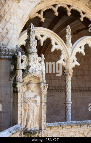 Ornamention nel chiostro del Monastero di San Geronimo a Lisbona, Portogallo. Foto Stock