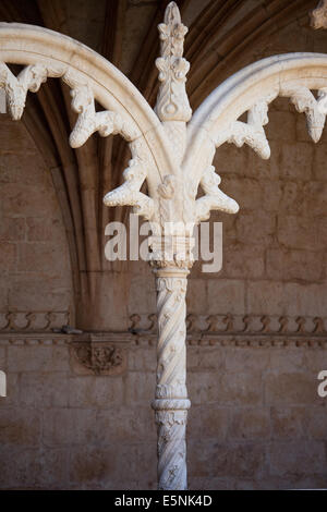 Dettagli architettonici nel chiostro del Monastero di San Geronimo a Lisbona, Portogallo. Foto Stock