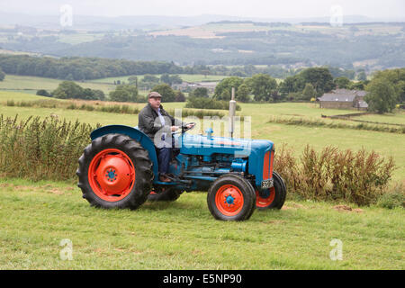 Fordson Dexta trattore a competere in un trattore vintage parade presso un grande Inglese spettacolo agricolo Foto Stock