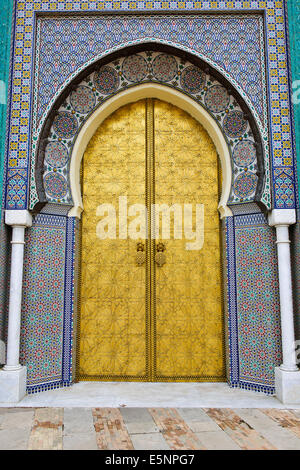 Golden Gate moresco,riccamente ornati,incisi porte di bronzo,Lalla Mina Gardens,Square,Dar El Makhzen,Palazzo Reale,Fez,Marocco Foto Stock