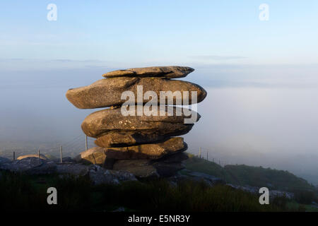 Il Cheesering Pietre di Stowe collina illuminata dalla mattina presto luce e circondato da nebbia Bodmin Moor Cornwall Regno Unito Foto Stock