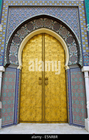 Golden Gate moresco,riccamente ornati,incisi porte di bronzo,Lalla Mina Gardens,Square,Dar El Makhzen,Palazzo Reale,Fez,Marocco Foto Stock