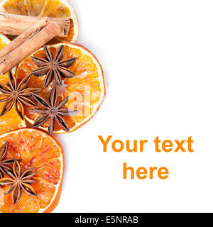 Fette di arancia essiccate con bastoncini di cannella e anice stelle su sfondo bianco Foto Stock