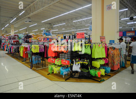 Gli amanti dello shopping a Walmart Store in Acapulco, Messico Foto Stock