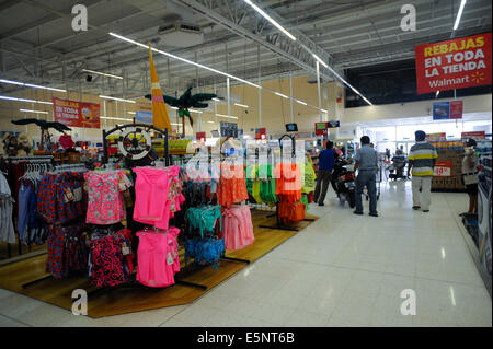 Gli amanti dello shopping a Walmart Store in Acapulco, Messico Foto Stock