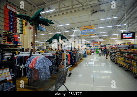 Gli amanti dello shopping a Walmart Store in Acapulco, Messico Foto Stock