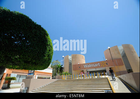 Gli amanti dello shopping a Walmart Store in Acapulco, Messico Foto Stock