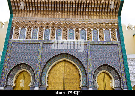 Golden Gate moresco,riccamente ornati,incisi porte di bronzo,Lalla Mina Gardens,Square,Dar El Makhzen,Palazzo Reale,Fez,Marocco Foto Stock