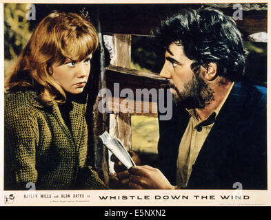 WHISTLE giù il vento, British lobbycard, da sinistra: Hayley Mills, Alan Bates, 1961 Foto Stock