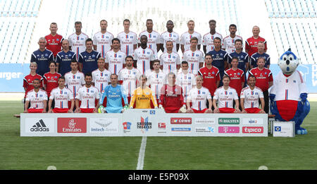 Calcio tedesco Bundesliga - Photocall Hamburger SV il 22 luglio 2014 ad Amburgo, Germania: fila superiore (l-r): materiale Guard Miroslav Zadach, Dennis Diekmeier, Heiko Westermann Marcell Jansen, Jonathan Tah, Jacques Zoua, Lasogga Pierre-Michel, Gedeone Jung, Kerem Demirbay, materiale Guard Mario Mosa. Seconda fila (l-r): Head Coach Mirko Slomka, assistente allenatore Nestor El maestro, assistant coach di Zlatan Bajramovic, Gojko Kacar, Johan Djourou, Petr Jiracek, Matti Steinmann, Fitness Coach Nickola Vidovic,, portiere Coach Ronny Teuber, Fisioterapista Markus Günther, mascotte Dino Hermann. Terza fila (l-r): O Foto Stock