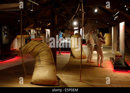 Museo Hop circa i metodi di coltivazione del luppolo e birre belghe in vecchie scale comunali a Poperinge, Fiandre, in Belgio Foto Stock