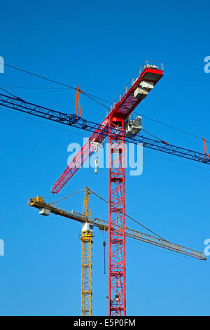 Gru per edilizia / gru a torre contro blu skyky Foto Stock