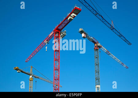 Gru per edilizia / gru a torre contro il cielo blu Foto Stock