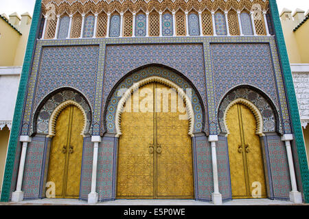 Golden Gate moresco,riccamente ornati,incisi porte di bronzo,Lalla Mina Gardens,Square,Dar El Makhzen,Palazzo Reale,Fez,Marocco Foto Stock