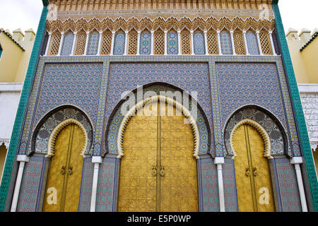 Golden Gate moresco,riccamente ornati,incisi porte di bronzo,Lalla Mina Gardens,Square,Dar El Makhzen,Palazzo Reale,Fez,Marocco Foto Stock