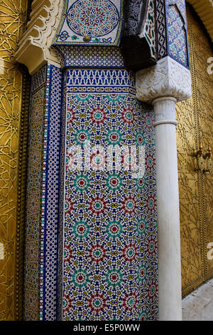 Golden Gate moresco,riccamente ornati,incisi porte di bronzo,Lalla Mina Gardens,Square,Dar El Makhzen,Palazzo Reale,Fez,Marocco Foto Stock