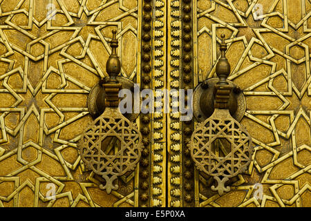 Golden Gate moresco,riccamente ornati,incisi porte di bronzo,Lalla Mina Gardens,Square,Dar El Makhzen,Palazzo Reale,Fez,Marocco Foto Stock