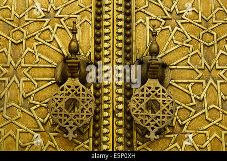 Golden Gate moresco,riccamente ornati,incisi porte di bronzo,Lalla Mina Gardens,Square,Dar El Makhzen,Palazzo Reale,Fez,Marocco Foto Stock