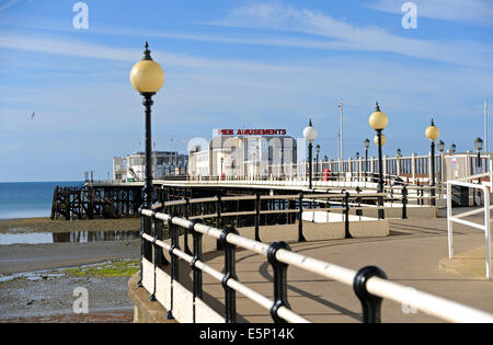 Worthing West Sussex UK - Worthing Pier lungomare in estate Foto Stock