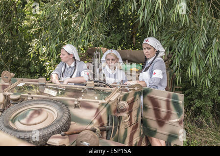 TEKOV, Slovacchia - luglio 26,2014: tre femminili stella rossa lavoratori su una pausa durante la rievocazione storica della II Guerra Mondiale combatte in Slovacchia Foto Stock