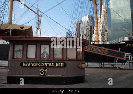 Il pilota di casa ex New York Central rimorchiatore a vapore il numero 31 sul display del Pier 16 al South Street Seaport. Il Seaport Pier 1 Foto Stock