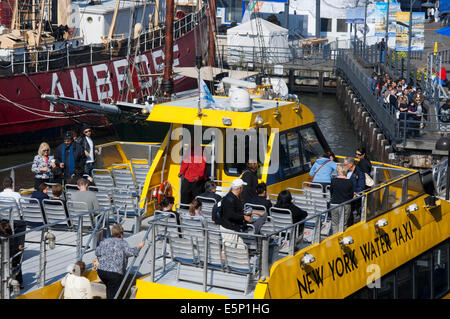 Il Taxi acqueo a New Yorks South Street Seaport. Lo storico quartiere di South Street Seaport giustapposto contro l imponente Fina Foto Stock