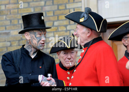 Londra, Inghilterra, Regno Unito. Un pensionato di Chelsea incontra un pesantemente tatuato e forato uomo presso il Museo Imperiale della Guerra Foto Stock
