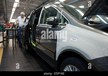 Palmela, Portogallo. Il 25 giugno, 2014. Processo di fabbricazione presso l'impianto di VW in Palmela, Portogallo, 25 giugno 2014. Foto: TIM BRAKEMEIER/DPA/Alamy Live News Foto Stock