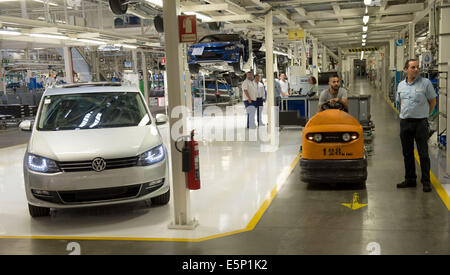 Palmela, Portogallo. Il 25 giugno, 2014. Processo di fabbricazione presso l'impianto di VW in Palmela, Portogallo, 25 giugno 2014. Foto: TIM BRAKEMEIER/DPA/Alamy Live News Foto Stock