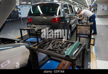 Palmela, Portogallo. Il 25 giugno, 2014. Processo di fabbricazione presso l'impianto di VW in Palmela, Portogallo, 25 giugno 2014. Foto: TIM BRAKEMEIER/DPA/Alamy Live News Foto Stock