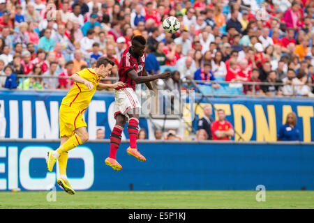 Charlotte, Stati Uniti d'America. 02Aug, 2014. Guinness International Champions Cup. Milano avanti Mbaye Niang (19) Capi la palla su Liverpool centrocampista Joe Allen (24) durante la International Champions Cup partita Liverpool FC vs AC Milano presso la Bank of America Stadium di Charlotte, North Carolina. © Azione Sport Plus/Alamy Live News Foto Stock