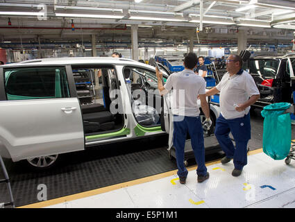 Palmela, Portogallo. Il 25 giugno, 2014. Processo di fabbricazione presso l'impianto di VW in Palmela, Portogallo, 25 giugno 2014. Foto: TIM BRAKEMEIER/DPA/Alamy Live News Foto Stock