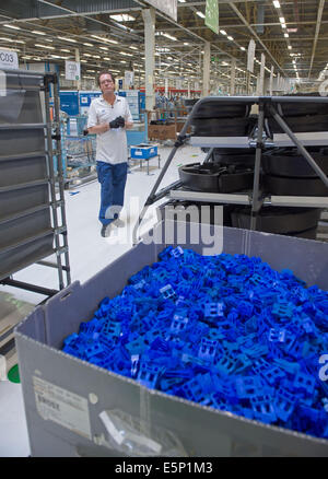 Palmela, Portogallo. Il 25 giugno, 2014. Processo di fabbricazione presso l'impianto di VW in Palmela, Portogallo, 25 giugno 2014. Foto: TIM BRAKEMEIER/DPA/Alamy Live News Foto Stock