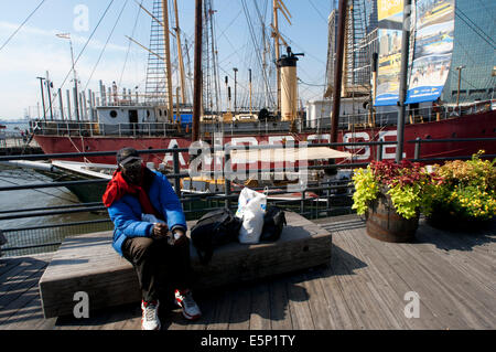 Stati Uniti, New York City, la parte inferiore di Manhattan, South Street Seaport e Pier 15, 16 e 17. Il Seaport Pier 16 e 17. Al Pier 17, Foto Stock