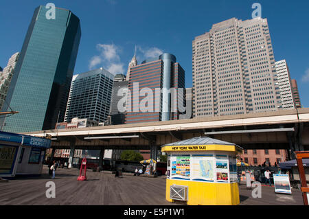 Il Taxi acqueo a New Yorks South Street Seaport. Lo storico quartiere di South Street Seaport giustapposto contro l imponente Fina Foto Stock