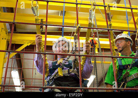 Noi segretario di lavoro Thomas Perez è illustrato le procedure di sicurezza per il lavoro sulle turbine eoliche a Toledo giunto elettrico apprendistato e formazione Comitato Luglio 29, 2014 in Rossford, Ohio. Foto Stock