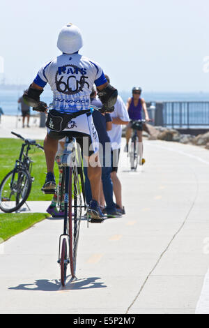 Un uomo su un Penny Farthing. Long Beach, California. Foto Stock