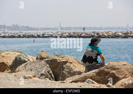 Guardando l'acqua. Long Beach, California. Foto Stock