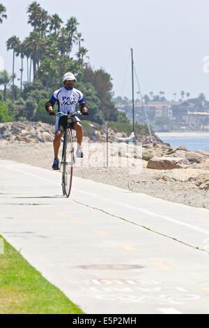 Un uomo su un Penny Farthing. Long Beach, California. Foto Stock