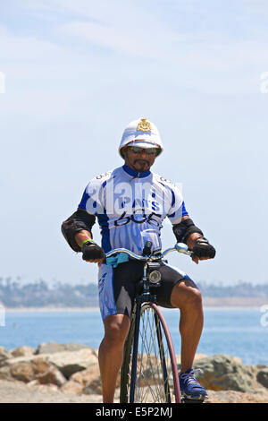 Un uomo su un Penny Farthing. Long Beach, California. Foto Stock