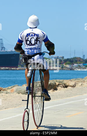 Un uomo su un Penny Farthing. Long Beach, California. Foto Stock