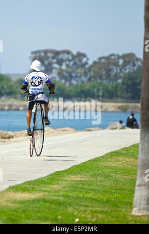 Un uomo su un Penny Farthing. Long Beach, California. Foto Stock