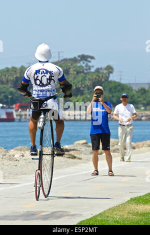 Un uomo su un Penny Farthing. Long Beach, California. Foto Stock