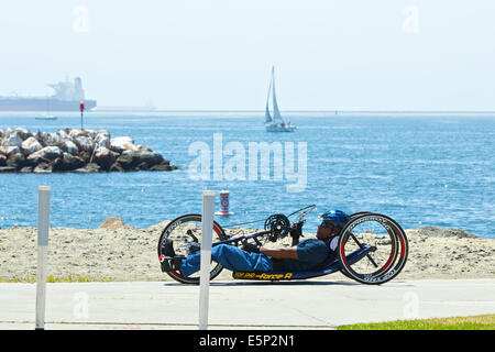 Handbike sul lungomare. Long Beach, California. Foto Stock