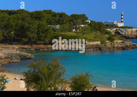 Mallorca, Porto Colom, Spiaggia, Punta de Ses Crestes lighthouse, Felanitx, Palma di Maiorca, isole Baleari, Spagna, Europa Foto Stock